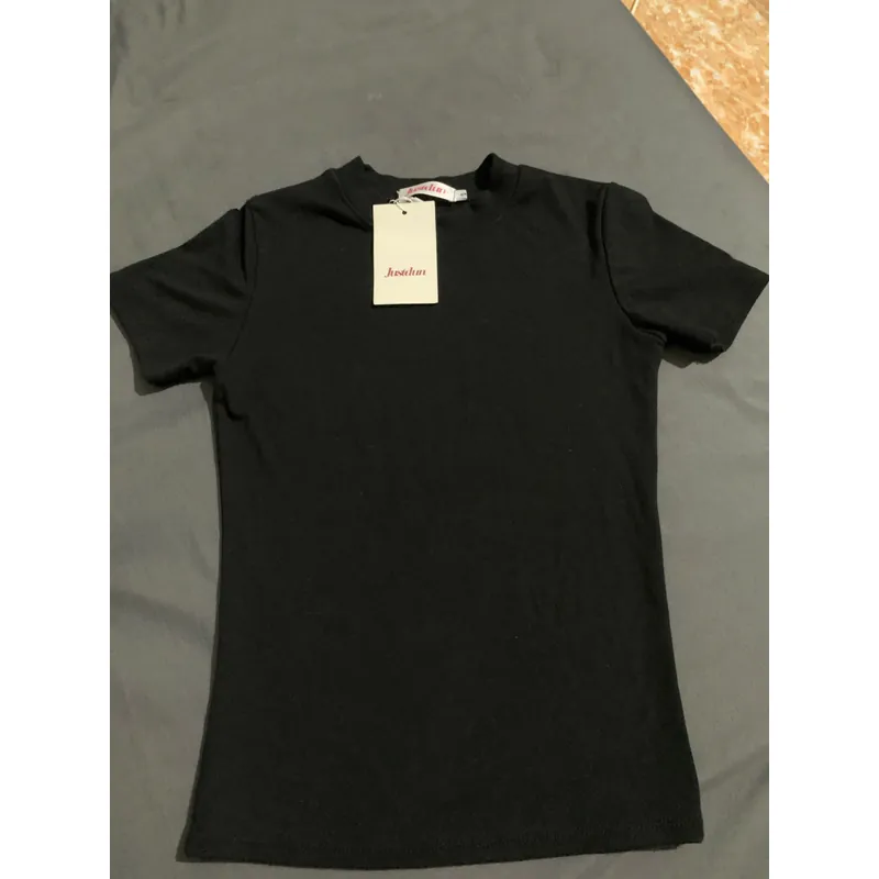 Mô tả sản phẩm: Hai chiếc áo thun nữ cùng kiểu dáng cổ tròn, tay ngắn và chất liệu nhẹ 735700