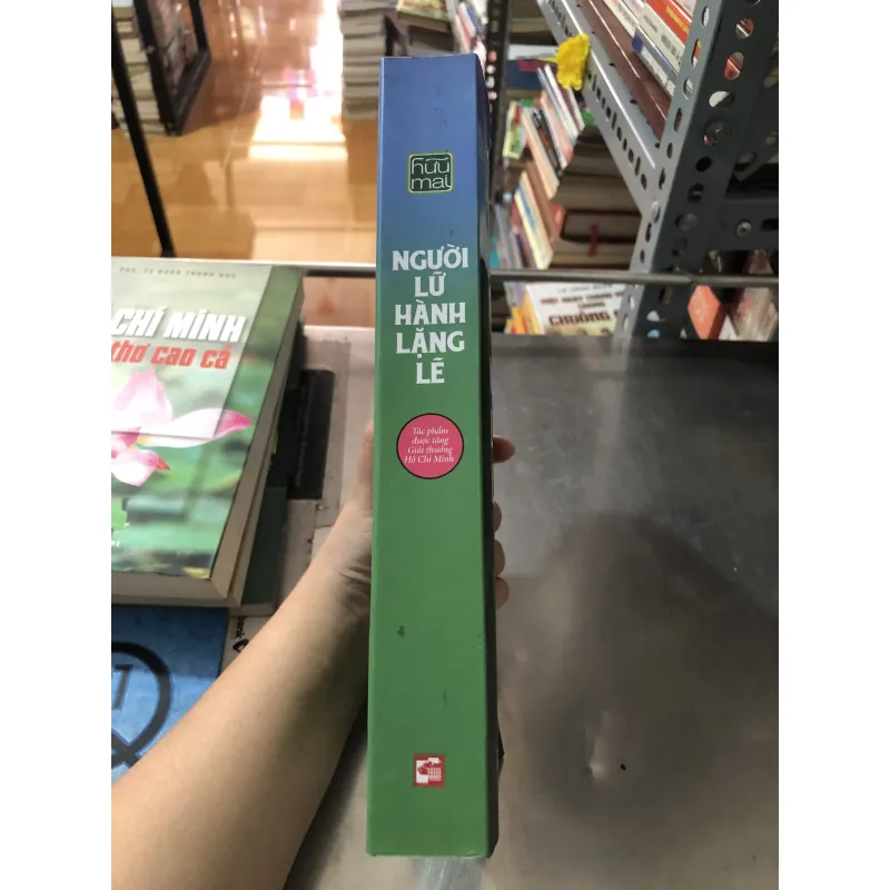 Người lữ hành lặng lẽ của tác giả Hữu Mai 977552