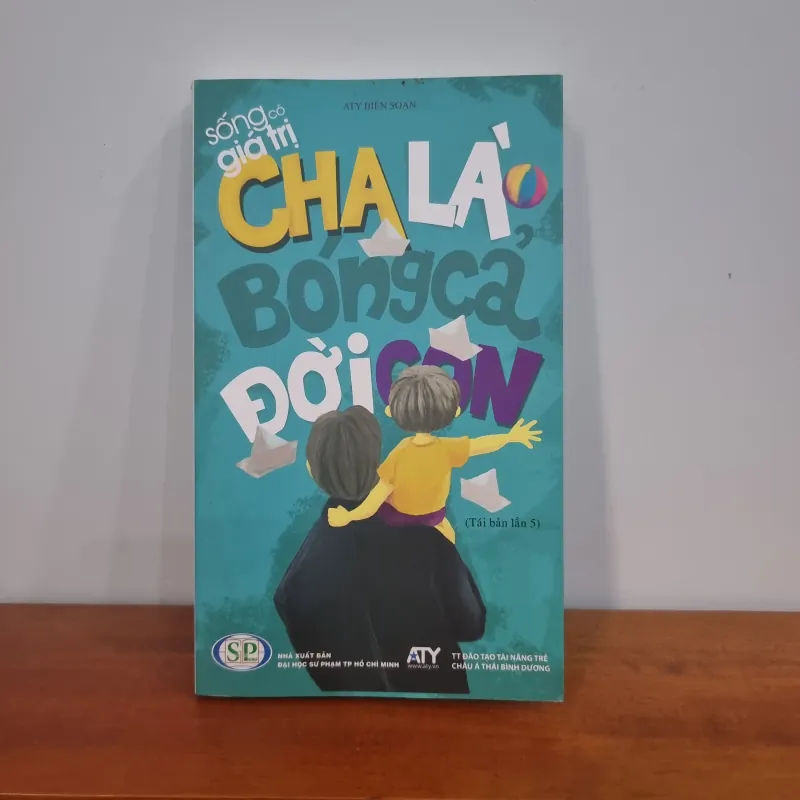 Sách Việt_ Cha là bóng cả đời con_ ATY biên soạn 926937