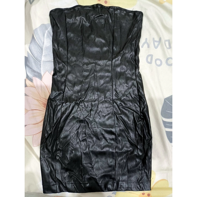 Cần pass 4 cái váy da,có cái mặc rồi có cái chưa mặc luôn. Đồ hơi nhăn ạ 502059