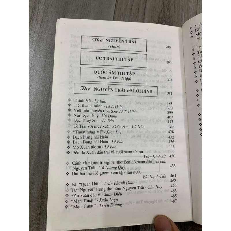 Sách đến với thơ nguyễn trãi. 999 471221