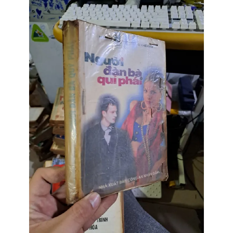 [Sách Cũ SCGR] Người đàn bà quí phái - những vụ án nổi tiếng thế giới mới 70% ố vàng Văn học nước ngoài HCM1709 679906