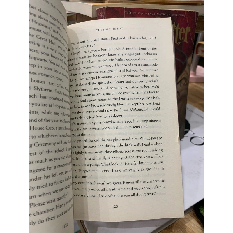 Harry Potter và Hòn đá Phù thủy - Tác giả J.K. Rowling 779551