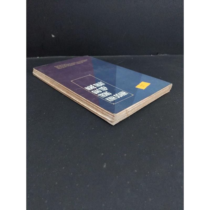 Nghệ thuật giao tiếp trong kinh doanh mới 60% bẩn bìa, ố vàng, bị ẩm 1998 HCM0412 Vũ Ngọc Minh KỸ NĂNG 918064