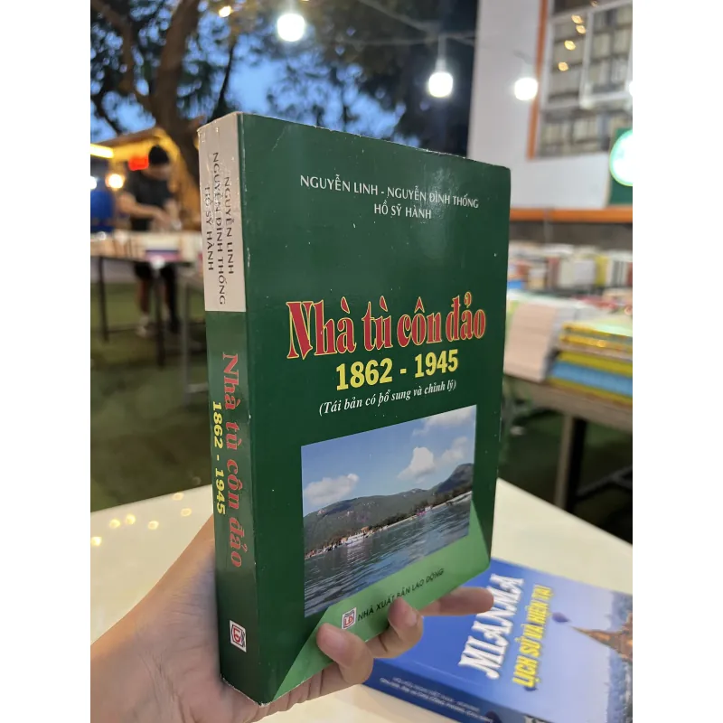 NHÀ TÙ CÔN ĐẢO 1862 - 1945  1022094