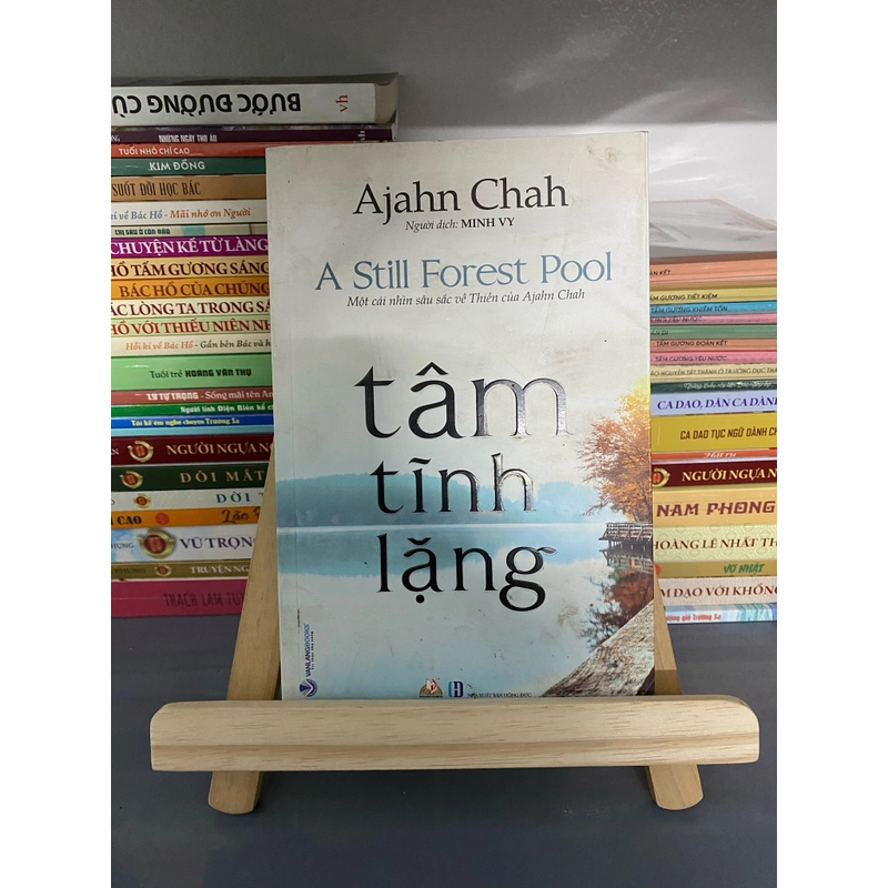 Sách Tâm tĩnh lặng -A Still Forest Pool Một cái nhìn sâu sắc về Thiền của Ajahn Chah 504435
