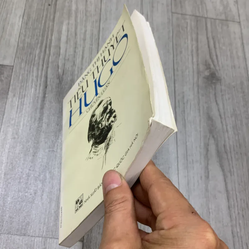 Tiểu thuyết hugo chuyên luận. Có chữ ký tặng của tg. 10b2 1026351