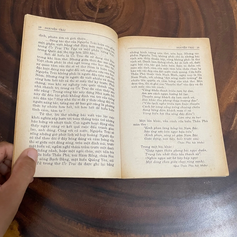 II Tựa sách: Phê Bình, Bình Luận Văn Học _ Nguyễn Trãi - Vũ Tiến Quỳnh - 1995 462525