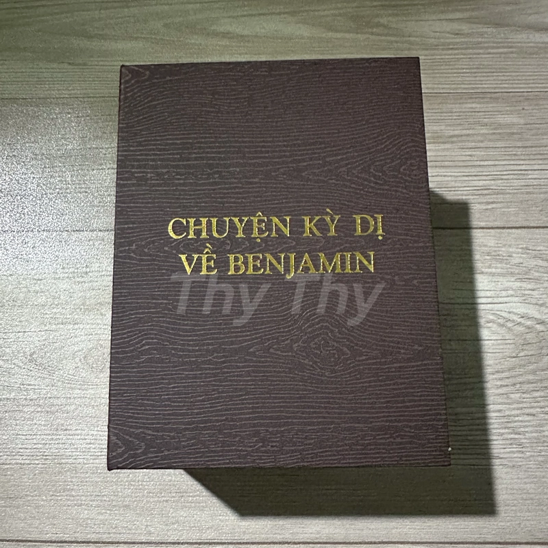 Sách Chuyện Kỳ Dị Về Benjamin - Phiên bản giới hạn 100 vi quyển bìa lụa tơ tằm, hộp đựng 369550