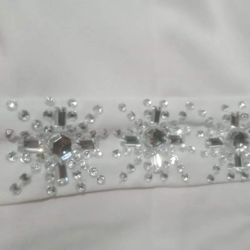 Body đính đá, chất vải mềm mịn, màu trắng , đá được đính trên đầm là đá loại 1 rất sáng   720696