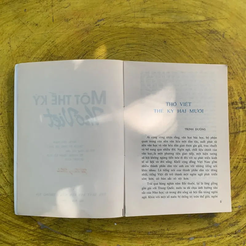 MỘT THẾ KỶ THƠ VIỆT 1003961