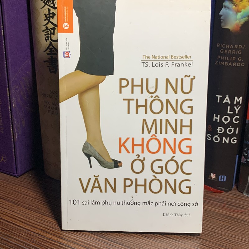 Sách kỹ năng sống:Phụ Nữ Thông Minh Không Ở Góc Văn Phòng - sách mới 95% 149451