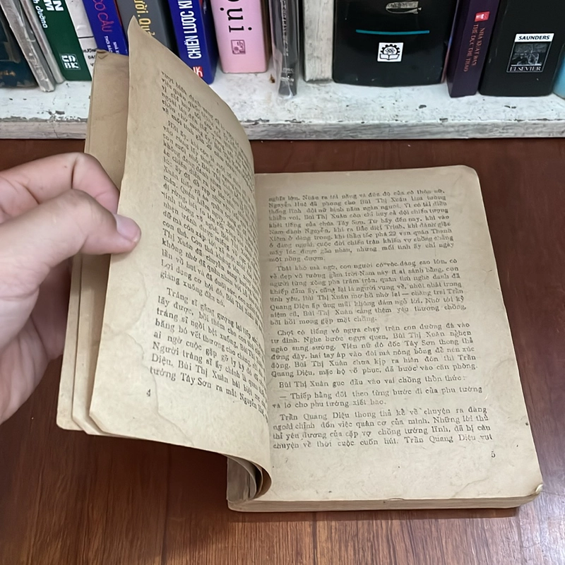 [Sách Xưa] - II Tiểu Thuyết Lịch Sử: Đô Đốc Bùi Thị Xuân - Quỳnh Cự - 1985 526027