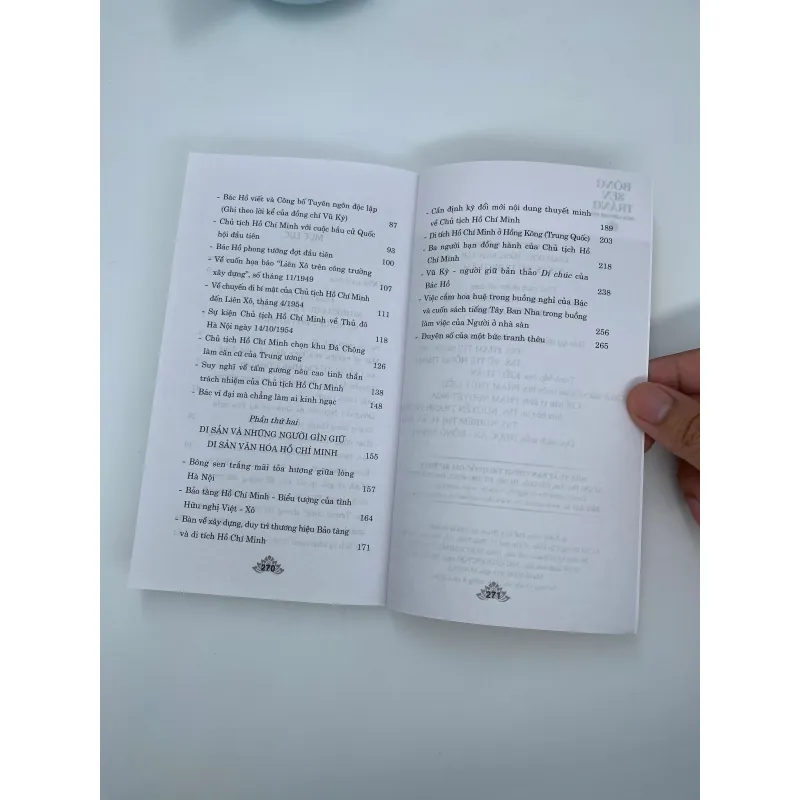 Bông sen trắng giữa lòng Hà Nội 1044805