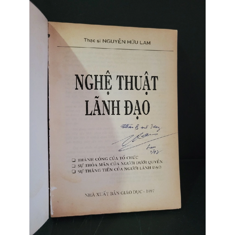 Nghệ thuật lãnh đạo mới 80% bẩn bìa, ố vàng, tróc gáy, bung bìa nhẹ, có chữ ký 1997 Nguyễn Hữu Lam, MBA HCM3004 GIÁO TRÌNH, CHUYÊN MÔN 444974
