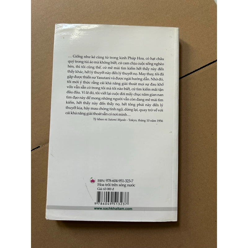 Hoa trôi trên sóng nước (sách ướt) 547060