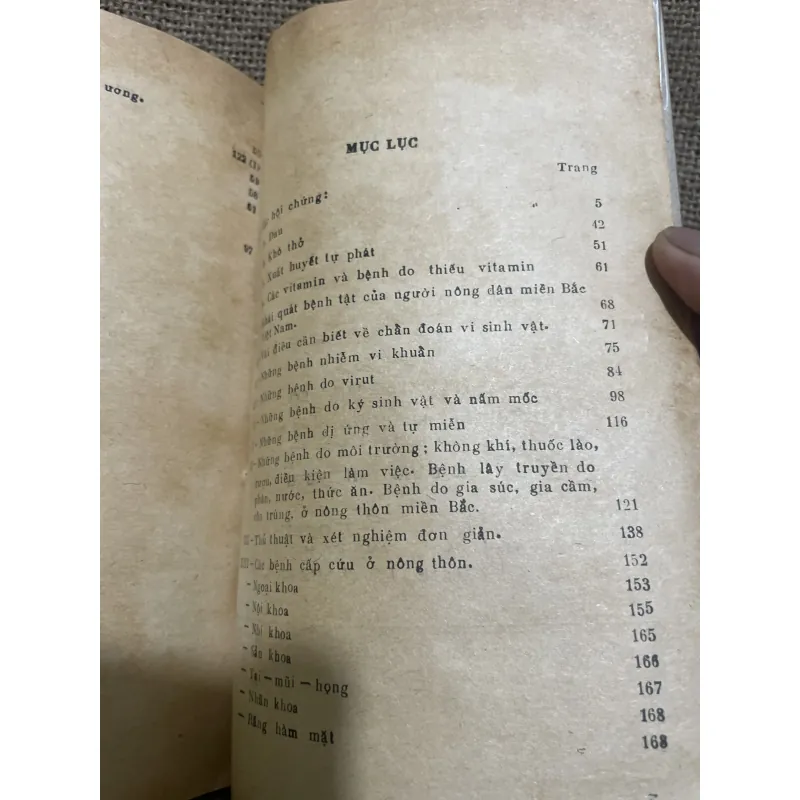 Cẩm đang cho cán bộ y tế cơ sở -240 trang  1018050