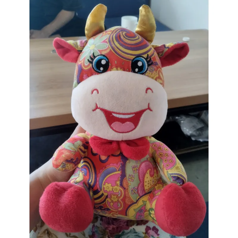 một con thú nhồi bông hình con bò . Hàng 2hand 996583