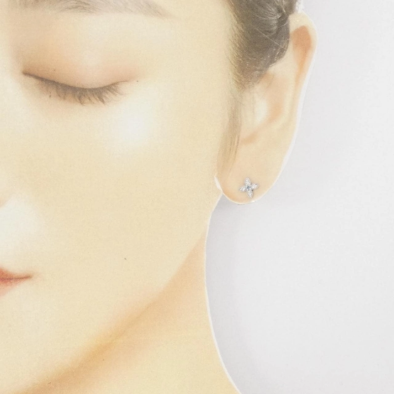 Bông tai kim cương hoa K18WG 0.1CT - Hàng hiệu Chính hãng 870678