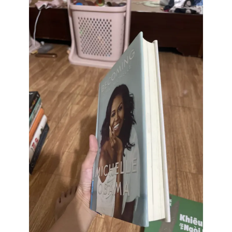 BE COMING - CHẤT MICHELLE - MICHELLE OBAMA Sách gần như mới 99% 1024654