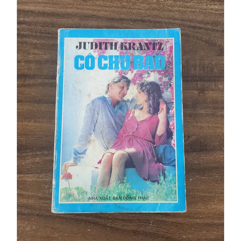 Tiểu thuyết CÔ CHỦ BÁO - Judith Krantz (486 trang) 716895