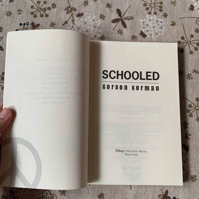 Sách ngoại văn Schooled, Used, Chapter Book For Kids 444139
