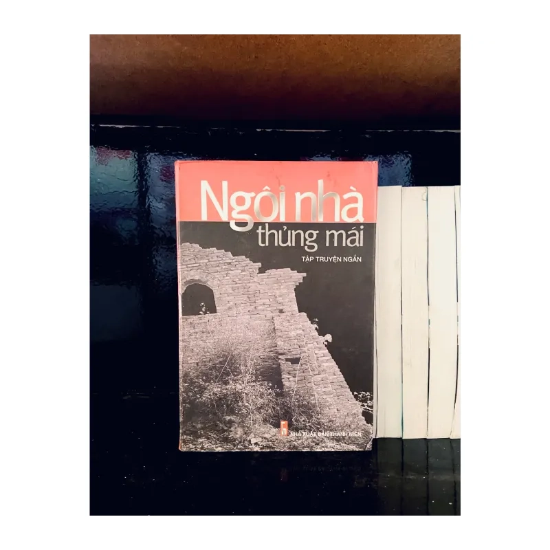 Ngôi nhà thủng mái 984928