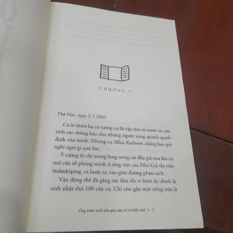 Jonas Jonasson - ÔNG TRĂM TUỔI trèo qua CỬA SỔ và BIẾN MẤT 452239