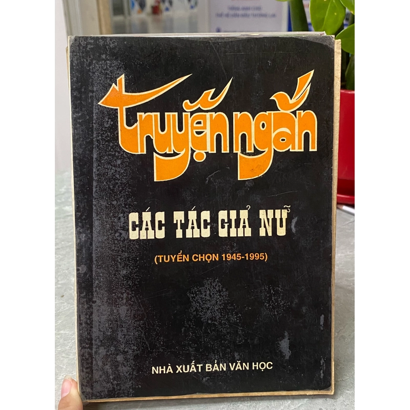 TRUYỆN NGẮN CÁC TÁC GIẢ NỮ (1945-1995) 305292