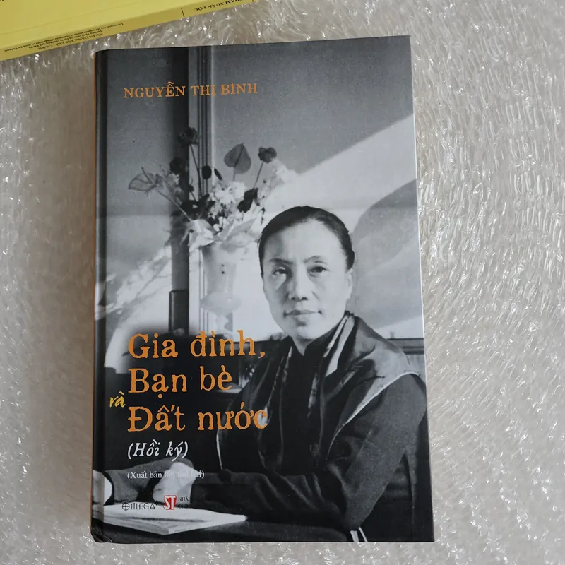 Gia đình, bạn bè và đất nước | Nguyễn thị bình | bìa cứng 694785