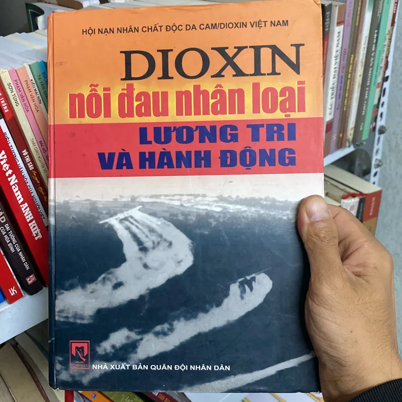 Đi ô sin nỗi đau nhân loại lương chi và hành động sách bìa cứng 712566