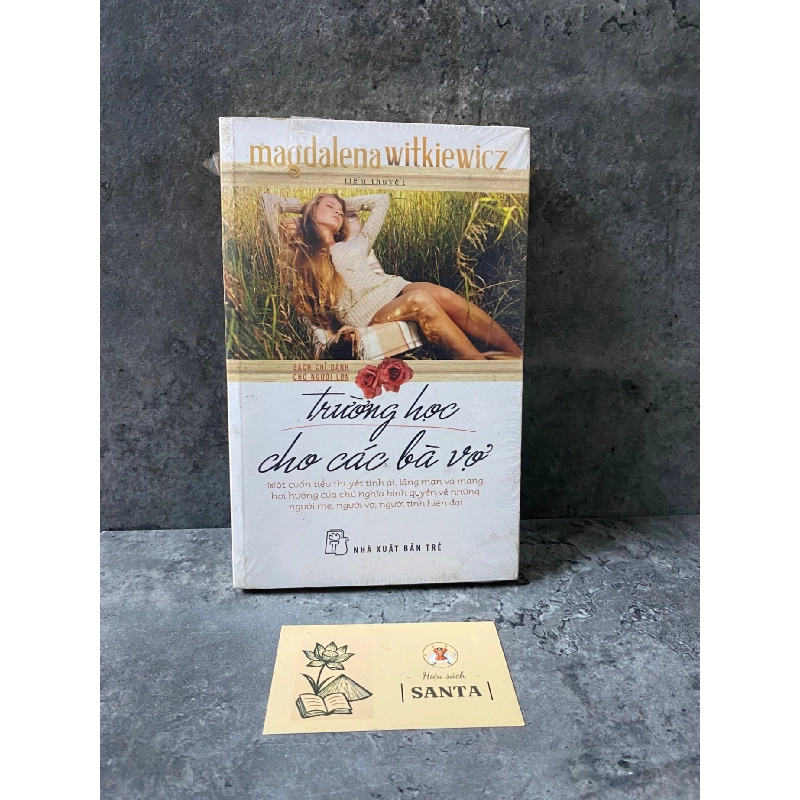 Trường học cho các bà vợ- Magdalena Witkiewicz- sách lưu kho còn seal có ố 788761