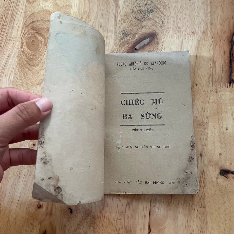 II Tựa sách: Chiếc Mũ Ba Sừng (Tiểu thuyết)- P. A. DO ALARCON - 1989 470249