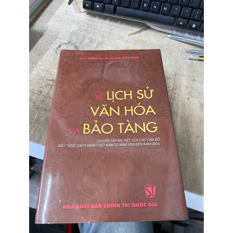 Về lịch sử văn hoá và bảo tàng-bìa cứng .9 354523