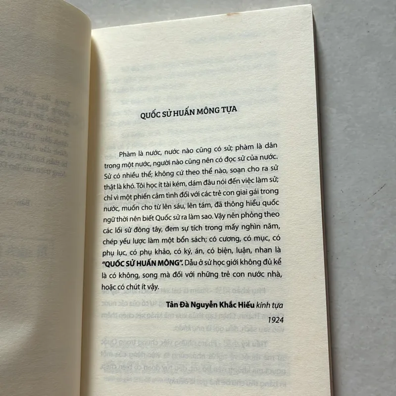 Quốc sử Huấn Mông - Tản Đà Nguyễn Khắc Hiếu (t01) 750253