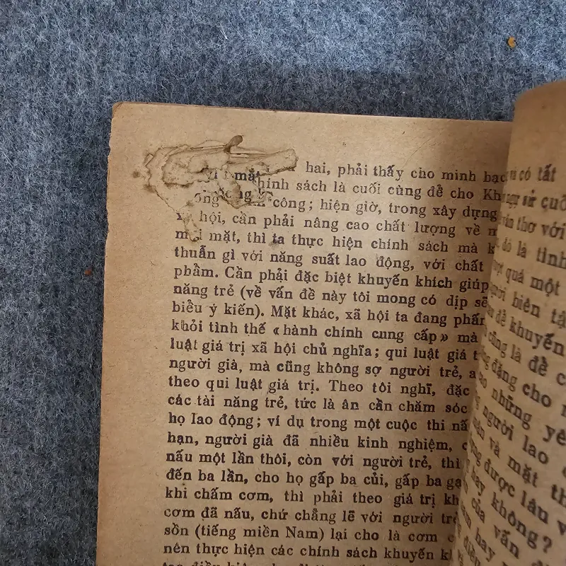 Công việc làm thơ - xuân diệu 1024944