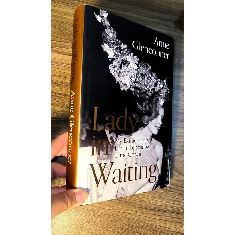 Sách cũ (có ố) Lady in Waiting: My Extraordinary Life in the Shadow of the Crown  723356