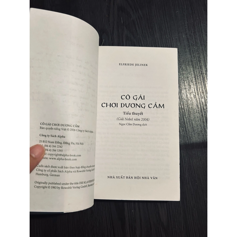 Cô gái chơi dương cầm 446568