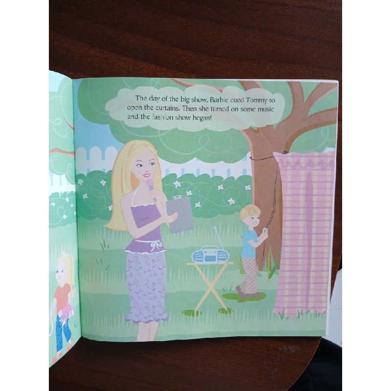 Barbie: Fashion Show Fun! - A Random House Pictureback Book 543812