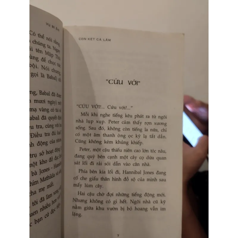 sách "Vụ bí ẩn con két cà lăm" thuộc bộ truyện trinh thám nổi tiếng "Ba chàng thám tử trẻ" 1025391