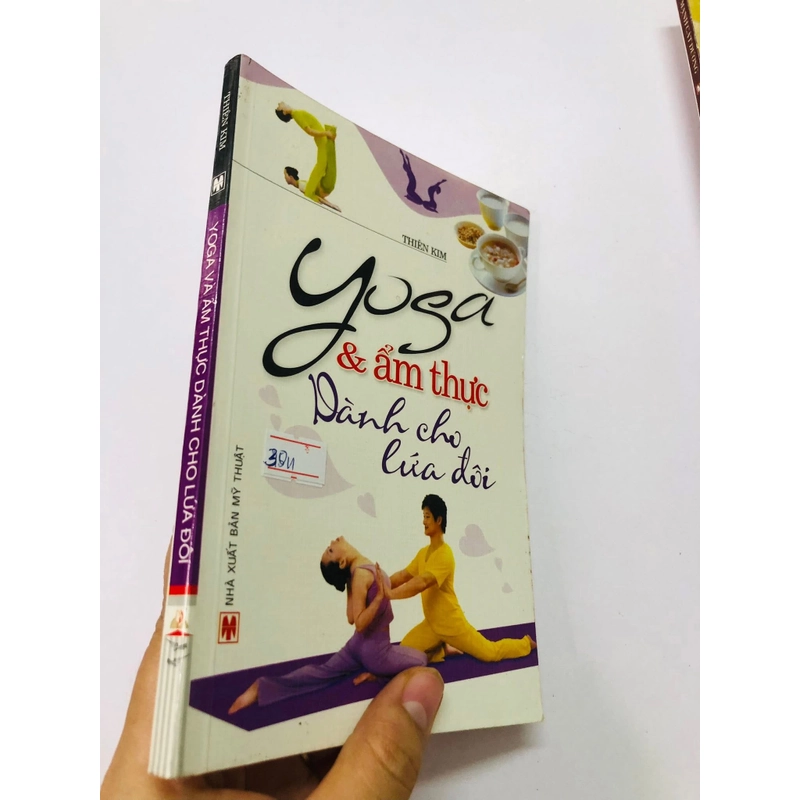 SÁCH YOGA  - sách đã qua sử dụng, tình trạng đọc tốt  460466
