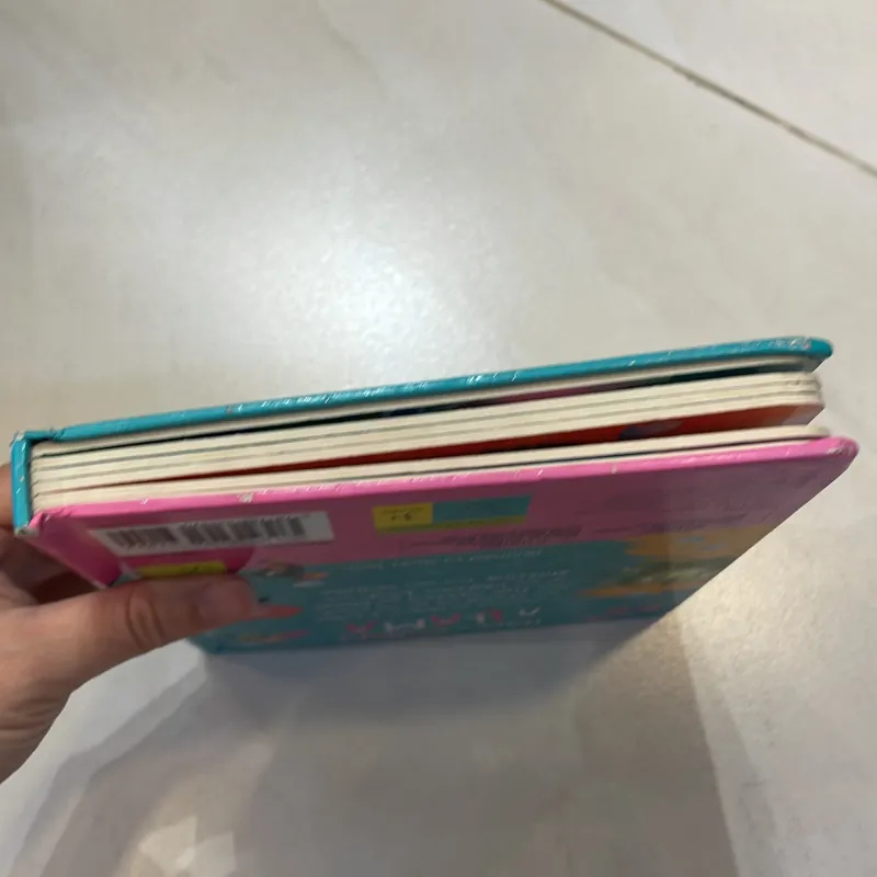 NGOẠI VĂN tiếng anh trẻ em bìa cứng : How to charm a LLAMA - with two-way sequins!  1027554