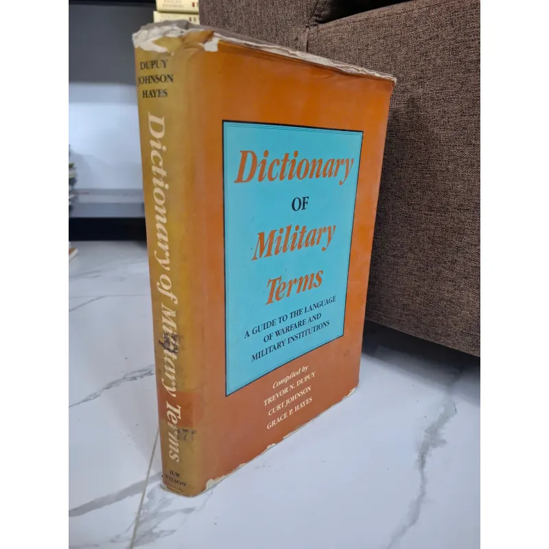 Dictionary of Military Terms - Trevor N. Dupuy, Curt Johnson, Grace P. Hayes 796866