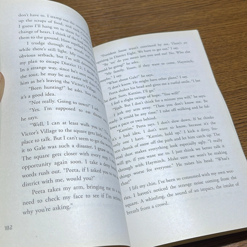 The hunger games: Catching fire Suzanne Collins 473179