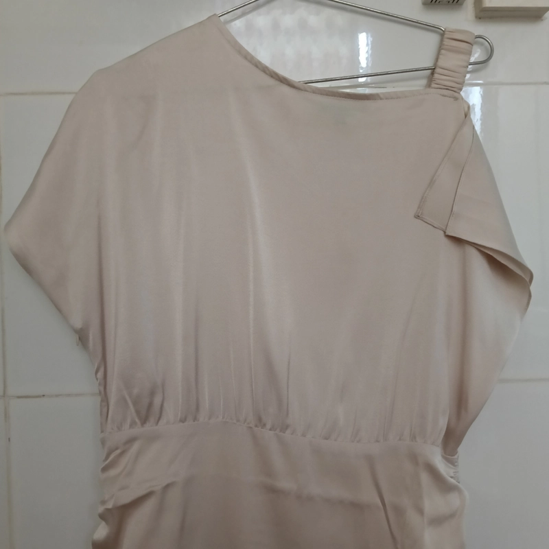 Đầm lụa lệch vai IVY moda size XL 548794