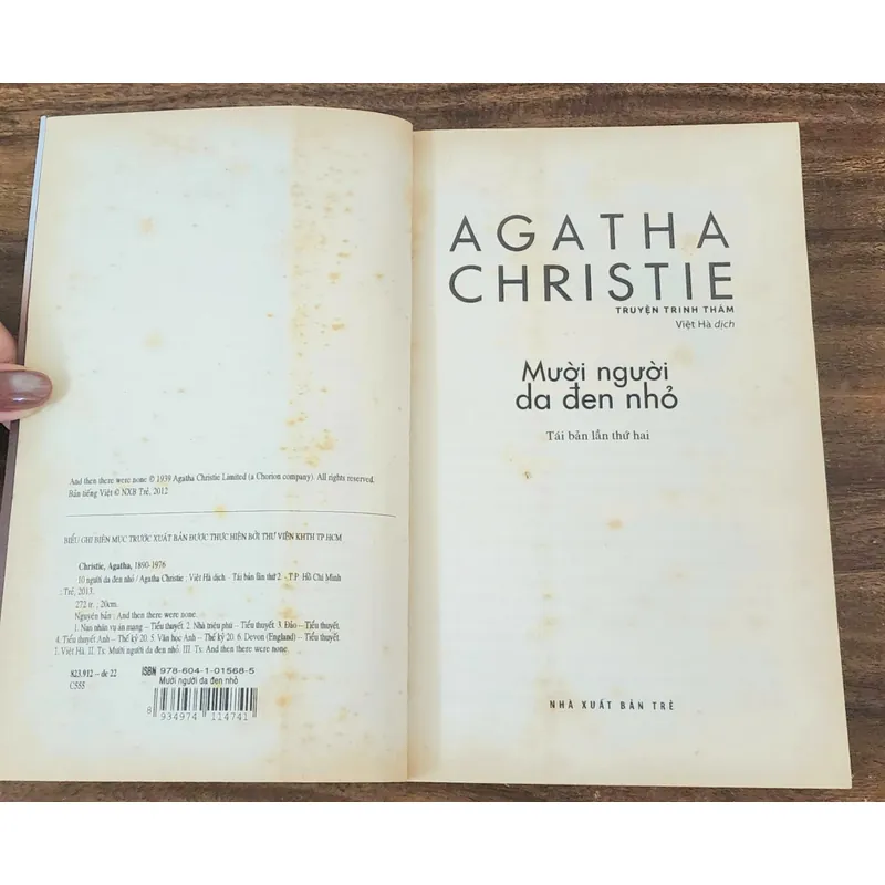 Tiểu thuyết trinh thám của nữ nhà văn Agatha Christie: MƯỜI NGƯỜI DA ĐEN NHỎ (269 trang) 717835