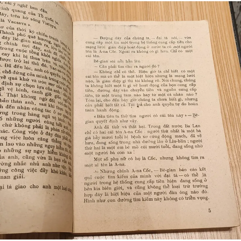Truyện tình báo: VÒI BẠCH TUỘC & NHỮNG ĐỒNG TIỀN VÀNG 788192