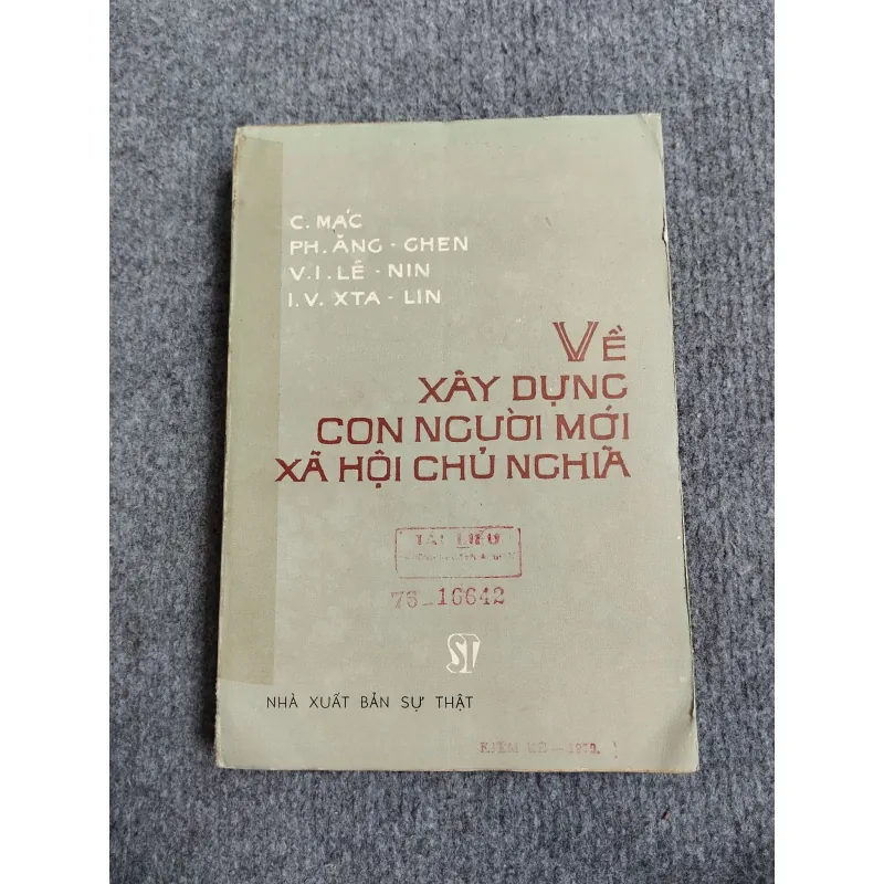 VỀ XÂY DỰNG CON NGƯỜI MỚI XÃ HỘI CHỦ NGHĨA 688744