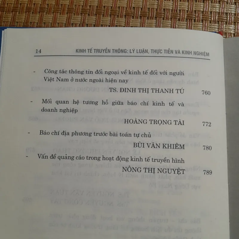 KINH TẾ TRUYỀN THÔNG LÝ LUẬN THỰC TIỄN VÀ KINH NGHIỆM 761489