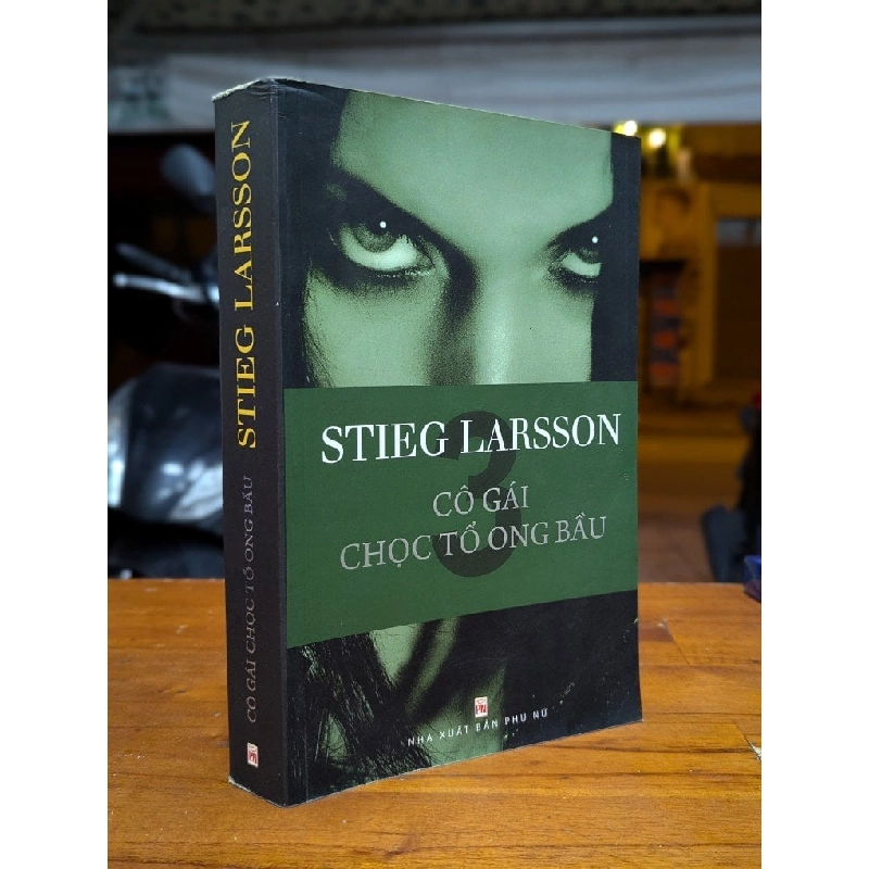 CÔ GÁI CHỌC TỔ ONG BẦU - STIEG LARSSON 279352
